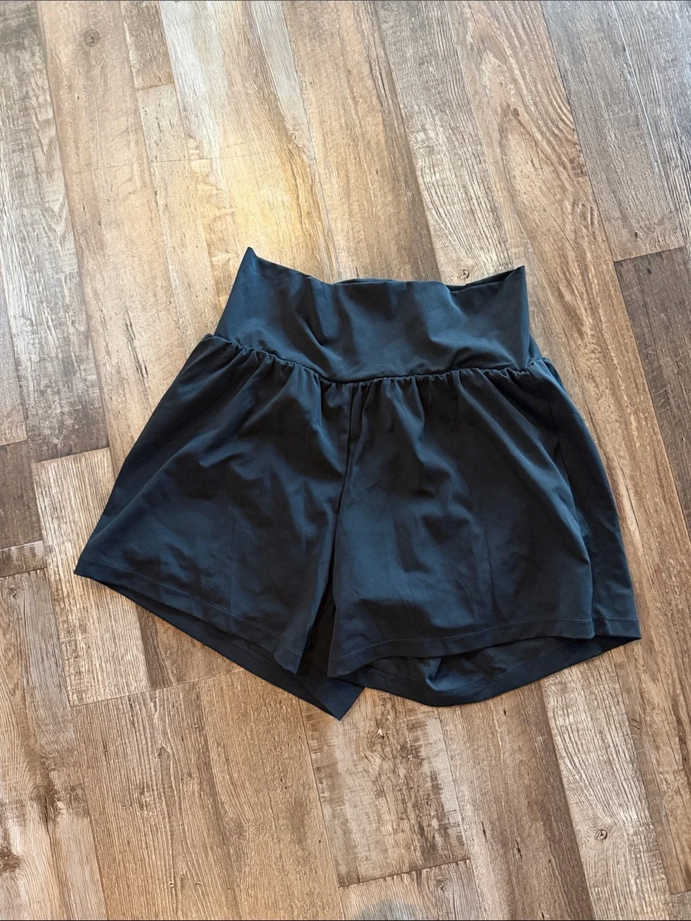 NWOT. HALARA Black High-Waist  Shorts Sz lg back pocket and pocket inner shorts